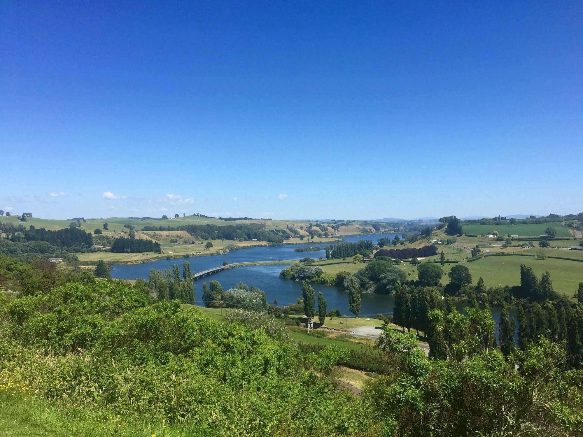 Lake Karapiro Lodge Tirau Exterior photo